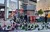 Mange elsparkesykler fra utleieselskaper parkert på et fortau i Oslo sentrum.