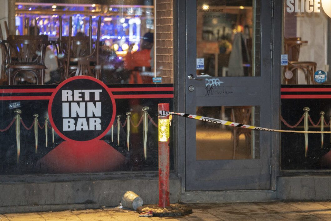 Politisperringer utenfor Rett Inn Bar i Storgata etter at en 28-åring angrep tre menn med machete og livstruende skadet den ene. Foto: Heiko Junge / NTB scanpix Politisperringer utenfor Rett Inn Bar i Storgata etter at en 28-åring angrep tre menn med machete og livstruende skadet den ene. Foto: Heiko Junge / NTB scanpix
