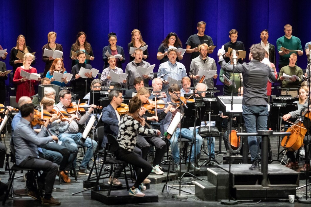 Én av fem i Operaorkesteret har fritak fra å bli eksponert for scenerøyk. Til sammen 23 har medarbeidere ved Den Norske Opera & Ballett dokumenterte helseutfordringer på grunn av røykbruken under forestillinger. Foto: Audun Braastad / NTB scanpix Én av fem i Operaorkesteret har fritak fra å bli eksponert for scenerøyk. Til sammen 23 har medarbeidere ved Den Norske Opera & Ballett dokumenterte helseutfordringer på grunn av røykbruken under forestillinger. Foto: Audun Braastad / NTB scanpix