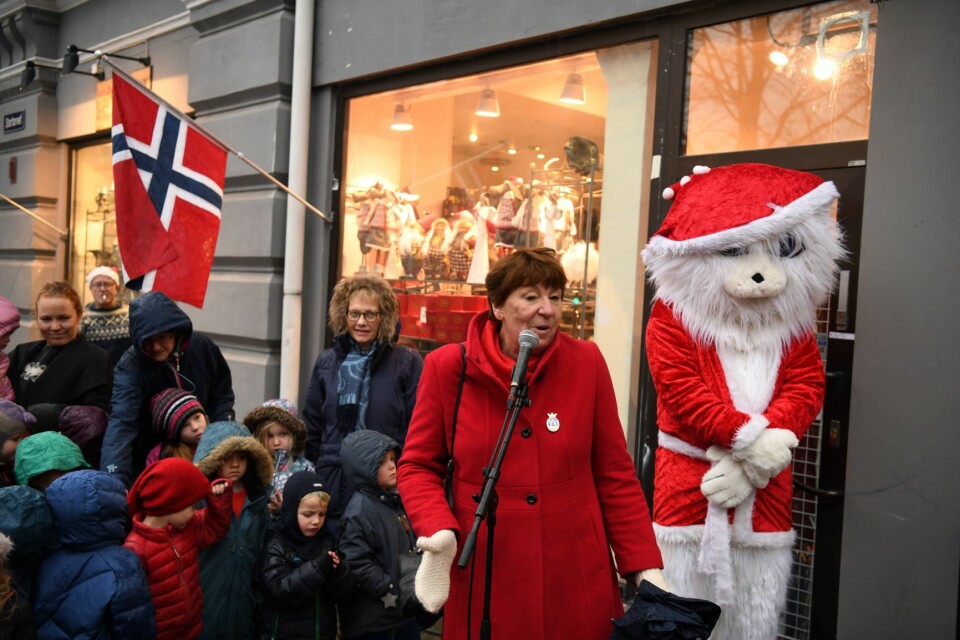 Marianne Borgen og barn fra Nordre Åsen barnehage. Foto: Jan Rustad / Sporveien