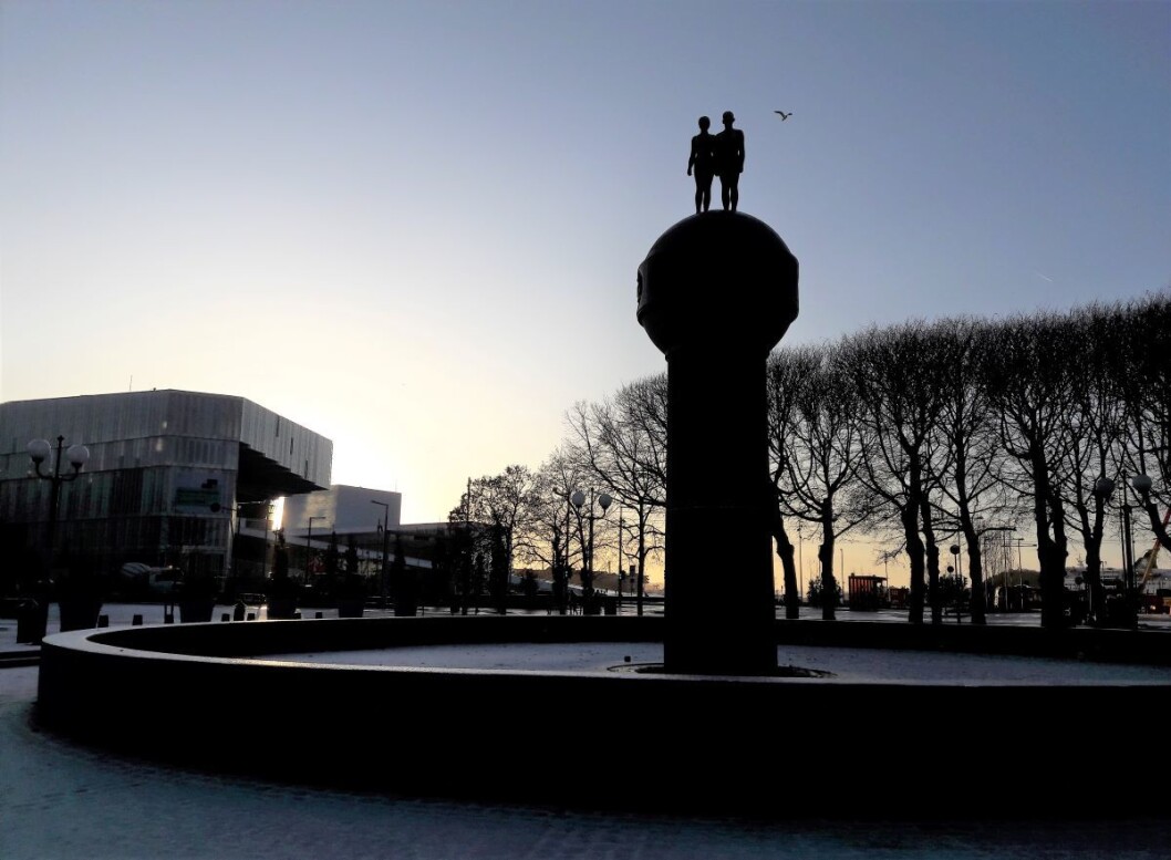 Med hjelp fra Prosjekt bilfritt byliv blir det nytt liv i fontenen Jorden og Solen på Christian Frederiks plass. Foto: Anders Høilund Med hjelp fra Prosjekt bilfritt byliv blir det nytt liv i fontenen Jorden og Solen på Christian Frederiks plass. Foto: Anders Høilund