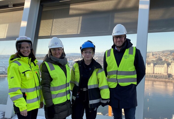 Fra v. Mari Haave Sveen fagsjef arbeid mot arbeidslivskriminalitet i Kultur- og idrettsbygg, Eli Grimsby direktør i Kultur- og idrettsbygg, Julie Olstad elektrolærling i GK Norge og Vegar Andersen byråd for næring og eierskap. Foto: Kultur- og idrettsbygg Fra v. Mari Haave Sveen fagsjef arbeid mot arbeidslivskriminalitet i Kultur- og idrettsbygg, Eli Grimsby direktør i Kultur- og idrettsbygg, Julie Olstad elektrolærling i GK Norge og Vegar Andersen byråd for næring og eierskap. Foto: Kultur- og idrettsbygg