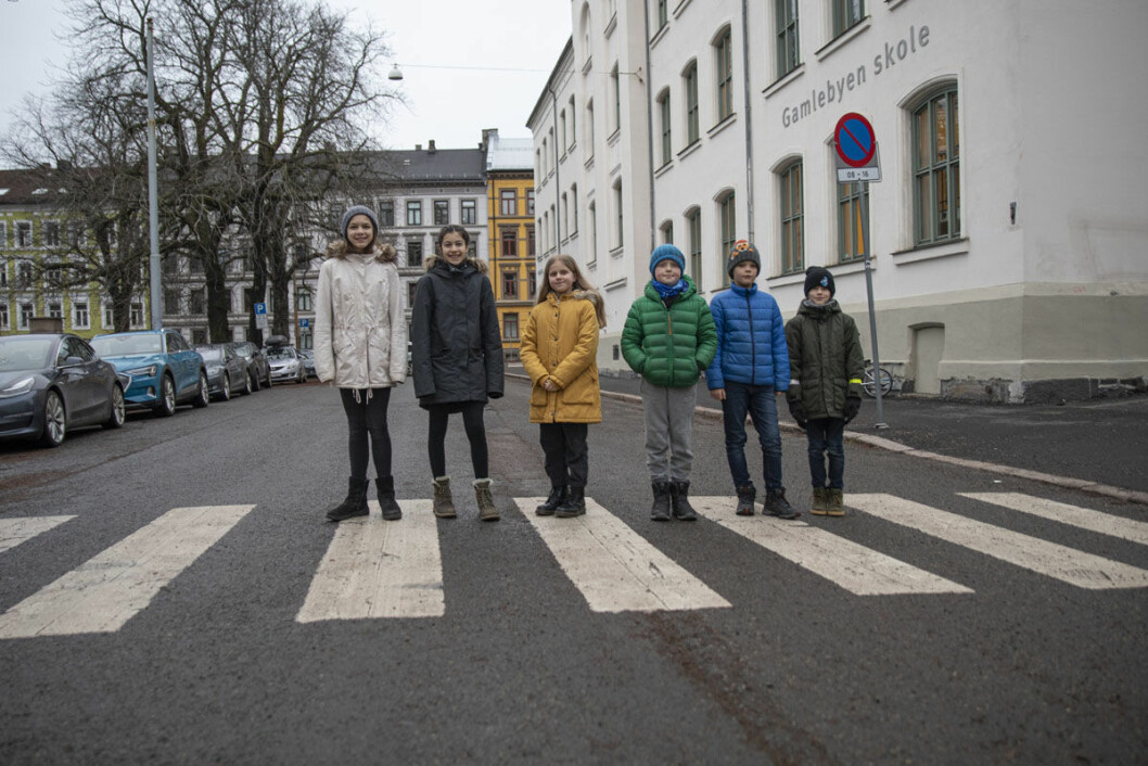 Egedes gate kan fra 2023 bli skolegård for barna på Gamlebyen skole. Her (fra v.): Fra venstre: Minou, Tara, Ane, Ulrik, Simen og Isak. Foto: Olav Helland