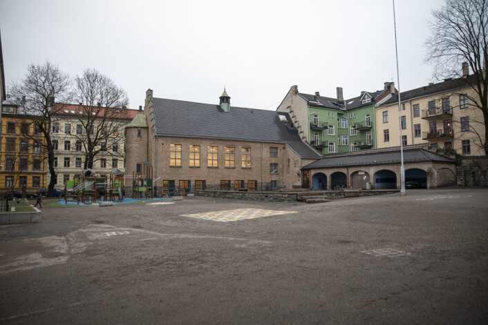 Slik ser dagens skolegård ut for 300 elever ved Gamlebyen skole. Snart får barna forhåpentlig mer plass. Foto: Olav Helland Slik ser dagens skolegård ut for 300 elever ved Gamlebyen skole. Snart får barna forhåpentlig mer plass. Foto: Olav Helland