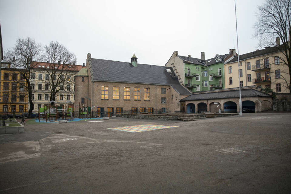 Slik ser dagens skolegård ut for 300 elever ved Gamlebyen skole. Snart får barna forhåpentlig mer plass. Foto: Olav Helland