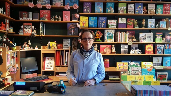 Anne Borge synes det er trist å tømme butikken for alle de små skattene som har fylt bokhandelen. Foto: Tarjei Kidd Olsen Anne Borge synes det er trist å tømme butikken for alle de små skattene som har fylt bokhandelen. Foto: Tarjei Kidd Olsen