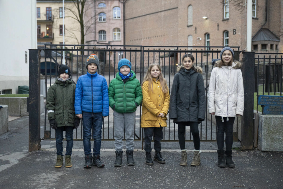Foran skoleporten står (fra v.): sak, Simen, Ulrik, Ane, Tara og Minou. Foto: Olav Helland