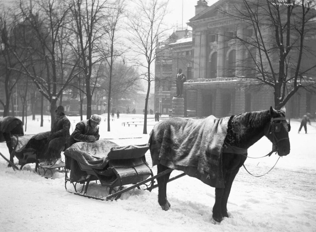 Slededrosjer ved Nationaltheatret, 1904. Foto. Anders B. Wilse Slededrosjer ved Nationaltheatret, 1904. Foto. Anders B. Wilse