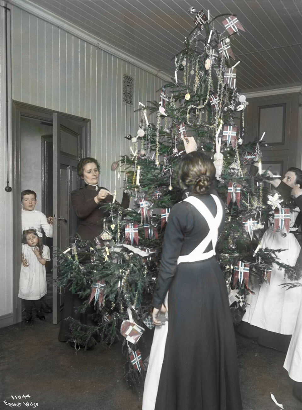 Julelysene tennes. 1911 (Oslo Museum / kolorert av Håvard Mossige). Foto. Anders B. Wilse