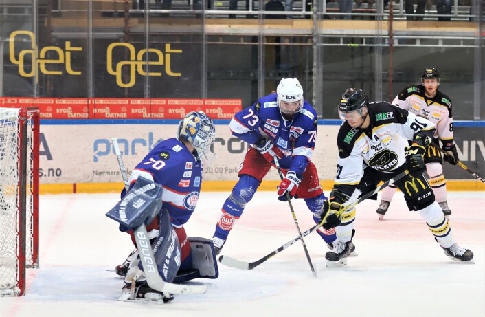 Vålerengas Villiam Strøm og gjestenes Tommy Kristiansen hadde mange dueller i kampen. Foto: André Kjernsli Vålerengas Villiam Strøm og gjestenes Tommy Kristiansen hadde mange dueller i kampen. Foto: André Kjernsli