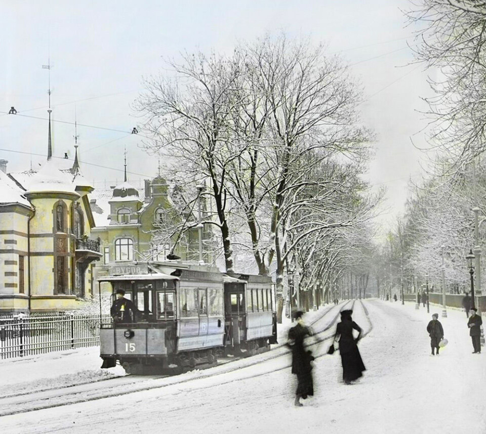 Trikk og kvinner på Drammensveien ved Skillebekk, 1909. Foto. Anders B. Wilse