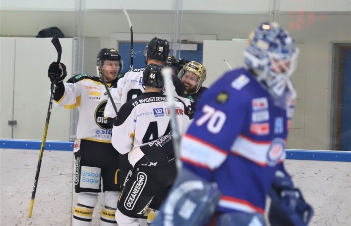 Oilers jubler for ledelse, i forkant en resignert Steffen Søberg. Foto: André Kjernsli Oilers jubler for ledelse, i forkant en resignert Steffen Søberg. Foto: André Kjernsli
