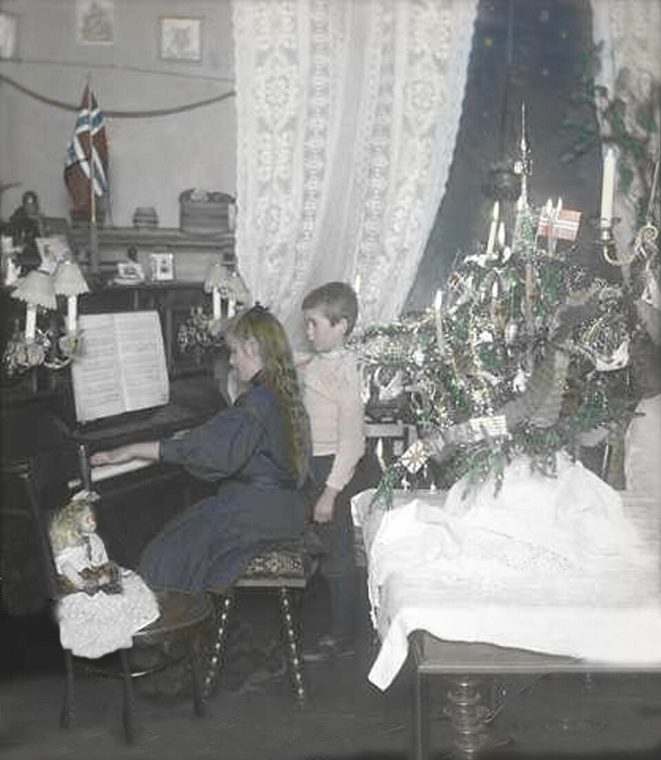 Wilses egne barn Abby og Robert ved pianoet, 1906. Foto. Anders B. Wilse