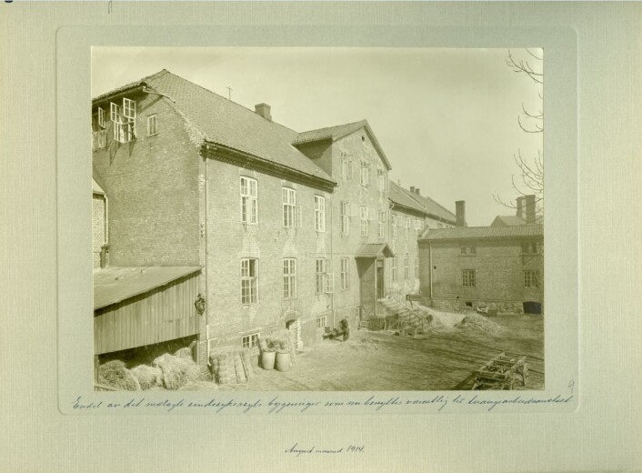 Fattigsykehuset. Allerede i 1828 ble det opprettet 36 plasser for byens fattige syke på eiendommen. I årene 1838 til 1840<br />ble et nytt fattigsykehus bygget. Fem år etter ble det nedlagt til fordel for kjøpte plasser på statens Rikshospital. Foto: Ludvig Forbech for Fengselsstyret i 1914, Riksarkivet Fattigsykehuset. Allerede i 1828 ble det opprettet 36 plasser for byens fattige syke på eiendommen. I årene 1838 til 1840<br />ble et nytt fattigsykehus bygget. Fem år etter ble det nedlagt til fordel for kjøpte plasser på statens Rikshospital. Foto: Ludvig Forbech for Fengselsstyret i 1914, Riksarkivet