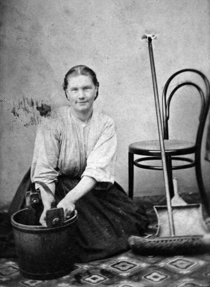 Livet som tjenestejente kunne være både hardt og monotont. Foto: Chr. Wærenskjold/ Norsk Folkemuseum, Norsk Folkemuseum Livet som tjenestejente kunne være både hardt og monotont. Foto: Chr. Wærenskjold/ Norsk Folkemuseum, Norsk Folkemuseum