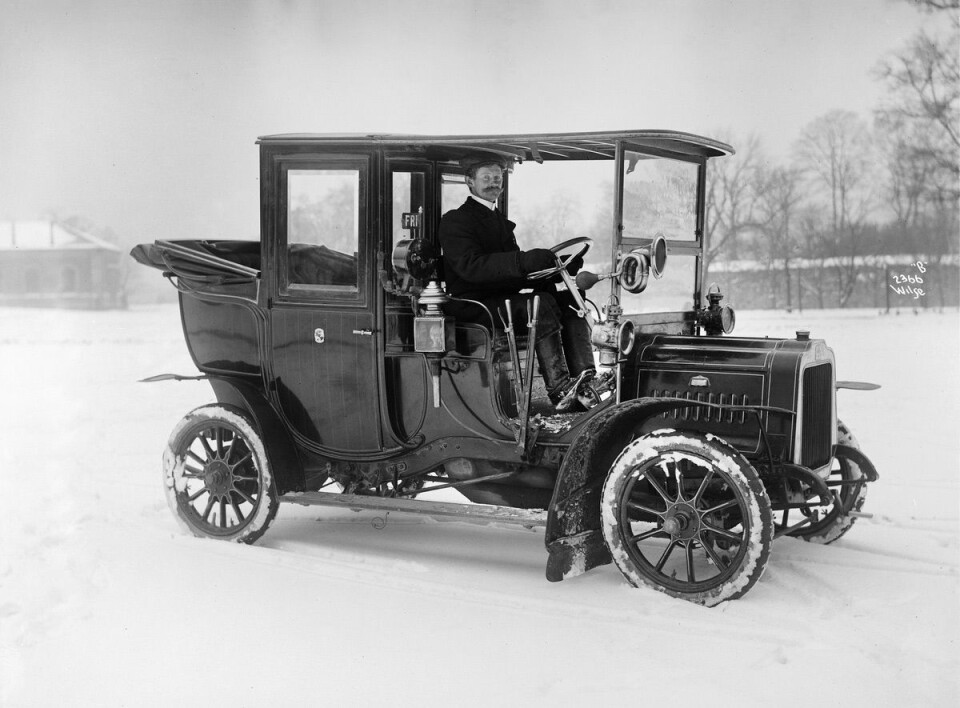 Den ene av byens to første automobildrosjer, en to-cylindret Clement. Registreringsnummeret er Kra. 112. Festningsplassen på Akershus, 1908 (Oslo Museum). Foto. Anders B. Wilse
