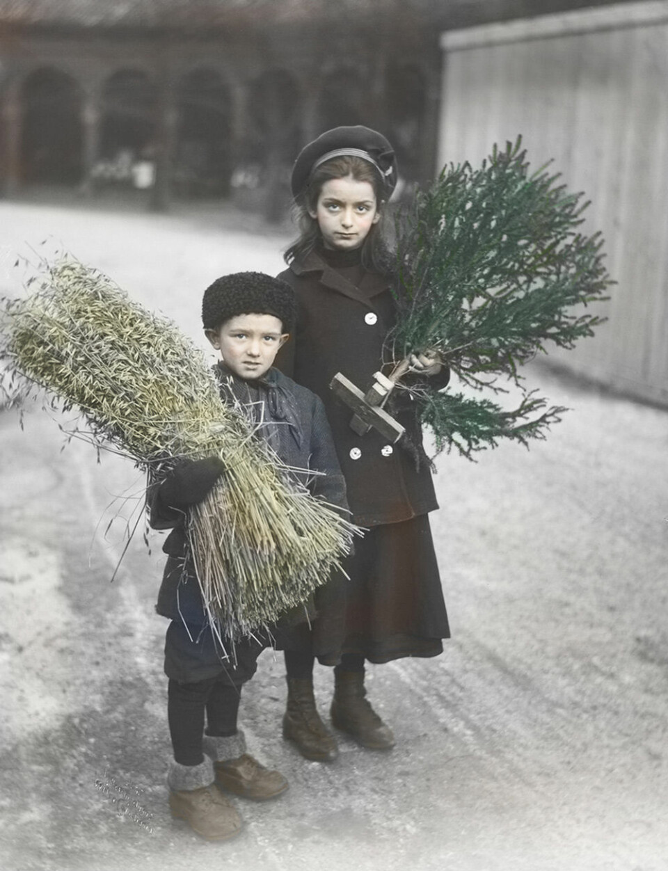 Barn med julenek og juletre, Kirkeristen, 1908 (Oslo Museum, kolorert av Håvard Mossige). Foto. Anders B. Wilse