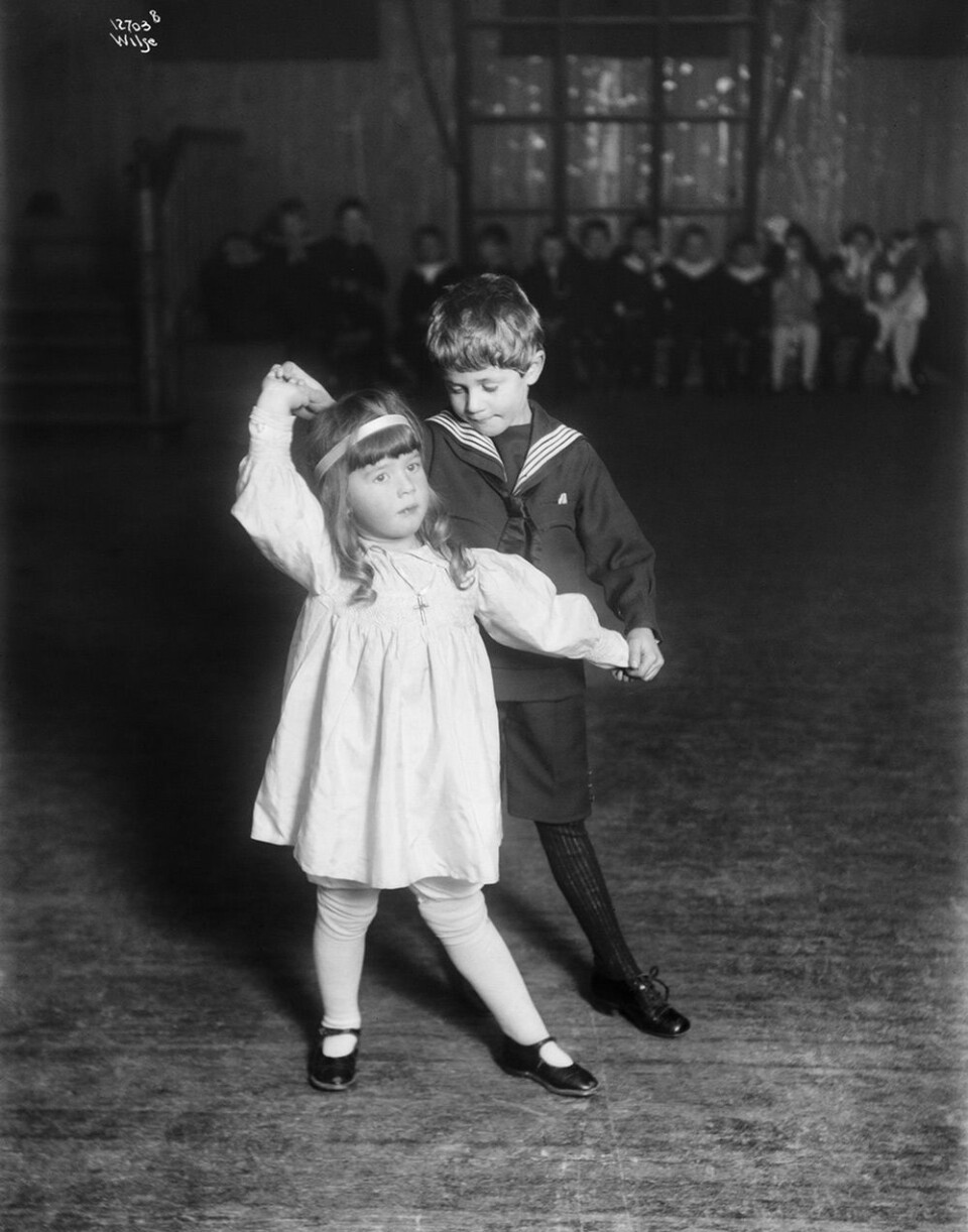Danseskole på Slemdal, 1920 (Oslo Museum). Foto. Anders B. Wilse