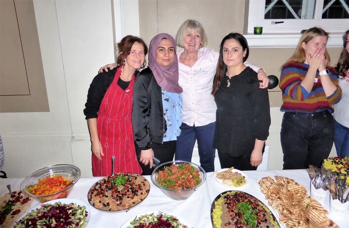 Nest fra høyre, Trude Nergård, flankert av Amina Mohammad (på v. side og Siwan Mohammad (på h. side). I rødt forkle, Liv Brita Malmnes. Foto: Åsmund Berge Nest fra høyre, Trude Nergård, flankert av Amina Mohammad (på v. side og Siwan Mohammad (på h. side). I rødt forkle, Liv Brita Malmnes. Foto: Åsmund Berge