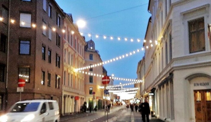 Markveien ligger badet i lys fra lysrekkene mellom gårdene nå i desember. Om mer lys gir mer julestemning, eller om dempet lys gir best stemning, er folk på Grünerløkka ikke unisont enige om. Foto: Anders Høilund Markveien ligger badet i lys fra lysrekkene mellom gårdene nå i desember. Om mer lys gir mer julestemning, eller om dempet lys gir best stemning, er folk på Grünerløkka ikke unisont enige om. Foto: Anders Høilund