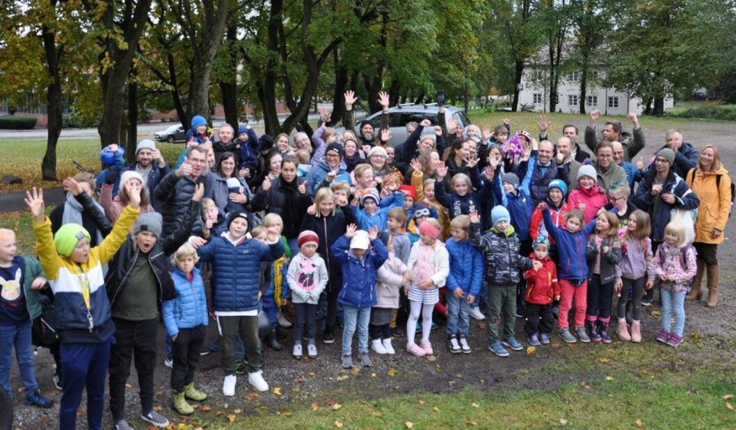 Elever og foreldre fra Bolteløkka ved tomten de mener kan huse en paviljongskole på Adamstuen. Men nå er de i ferd med å tape kampen mot utdanningsetaten og planene om bussing til Brynseng skole i over to år. Foto: Arnsten Linstad Elever og foreldre fra Bolteløkka ved tomten de mener kan huse en paviljongskole på Adamstuen. Men nå er de i ferd med å tape kampen mot utdanningsetaten og planene om bussing til Brynseng skole i over to år. Foto: Arnsten Linstad