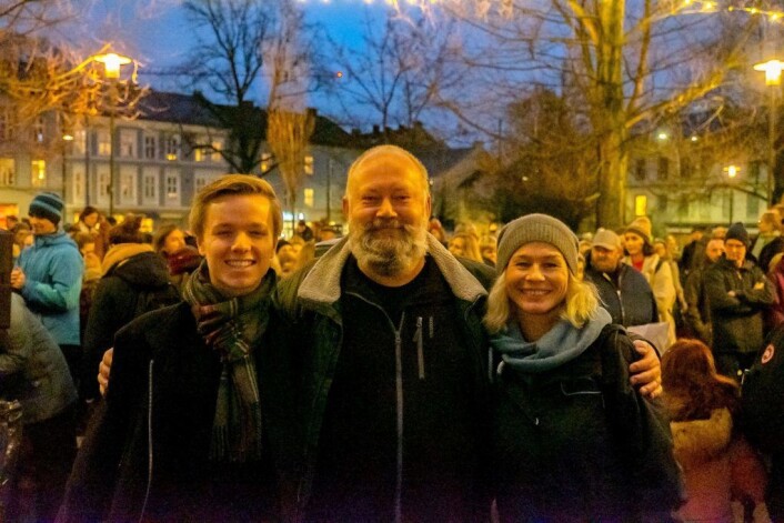 Daglig leder i Grünerløkka kultur- og næringsforening – Visit Løkka er Jan Robert Johnsen (i midten). - Julebelysningen vår er den samme som i fjor, sier han. Her fra årets julegateåpning med til v., Vemund Rundberget (nestleder i bydelsutvalget) og til h., Rebekka de Leon (Løkka Gårdeierforening). Foto: Erik Haukebø Daglig leder i Grünerløkka kultur- og næringsforening – Visit Løkka er Jan Robert Johnsen (i midten). - Julebelysningen vår er den samme som i fjor, sier han. Her fra årets julegateåpning med til v., Vemund Rundberget (nestleder i bydelsutvalget) og til h., Rebekka de Leon (Løkka Gårdeierforening). Foto: Erik Haukebø