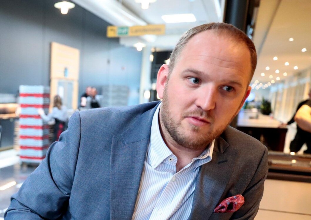 � Det er ingen tvil om at pengene som er stilt til rådighet gjennom bomringen, som er tenkt å finansiere prosjekter og drift, ikke kan brukes til å subsidiere billettprisene, sier samferdselsminister Jon Georg Dale (Frp)
Foto: Lise Åserud / NTB scanpix � Det er ingen tvil om at pengene som er stilt til rådighet gjennom bomringen, som er tenkt å finansiere prosjekter og drift, ikke kan brukes til å subsidiere billettprisene, sier samferdselsminister Jon Georg Dale (Frp)
Foto: Lise Åserud / NTB scanpix