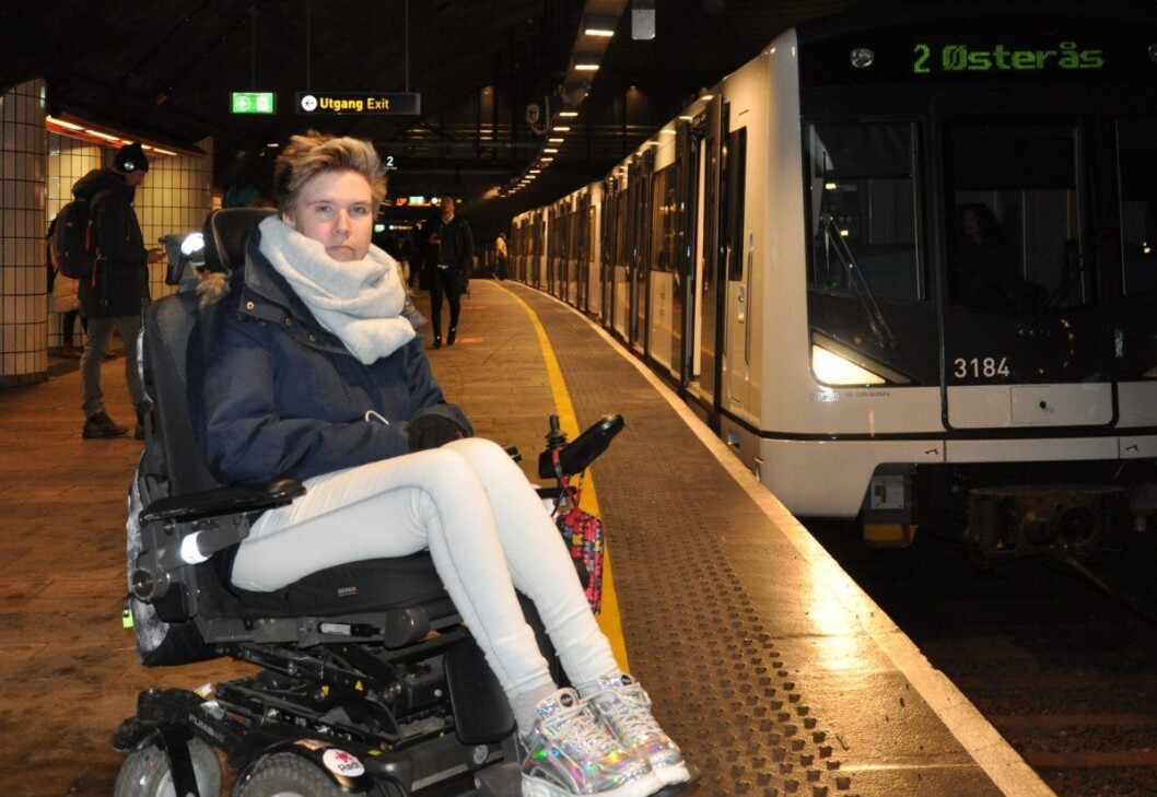 � Hvis man sitter i første vogn på T-banen og skal av på Nationaltheatret stasjon er det faktisk helt umulig å komme seg av, sier Rødt-politiker og rullestolbruker Rina Wesenberg. Foto: Arnsten Linstad � Hvis man sitter i første vogn på T-banen og skal av på Nationaltheatret stasjon er det faktisk helt umulig å komme seg av, sier Rødt-politiker og rullestolbruker Rina Wesenberg. Foto: Arnsten Linstad