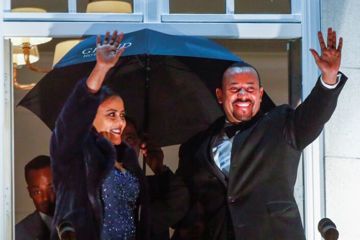 Etiopias statsminister Abiy Ahmed og hans kone Zinash Tayachew på balkongen på Grand Hotel under fakkeltoget i forbindelse med tildelingen av Nobels fredspris i Oslo tirsdag kveld. Foto: Terje Pedersen / NTB scanpix Etiopias statsminister Abiy Ahmed og hans kone Zinash Tayachew på balkongen på Grand Hotel under fakkeltoget i forbindelse med tildelingen av Nobels fredspris i Oslo tirsdag kveld. Foto: Terje Pedersen / NTB scanpix