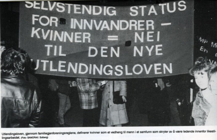 Banner fra demonstrasjon for selvstendig status for innvandrerkvinner på 1980-tallet. Foto fra arkiv etter Tove Andersson, Oslo byarkiv Banner fra demonstrasjon for selvstendig status for innvandrerkvinner på 1980-tallet. Foto fra arkiv etter Tove Andersson, Oslo byarkiv