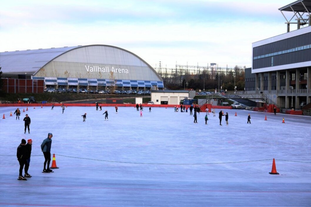 Valle Hovin har i flere tiår vært viktig både som kunstisbane for små og store skøyteamatører, eliteløpere og bandy. Men nå er det usikkert når det igejn blir som på bildet. Foto: Bymiljøetaten Oslo kommune Valle Hovin har i flere tiår vært viktig både som kunstisbane for små og store skøyteamatører, eliteløpere og bandy. Men nå er det usikkert når det igejn blir som på bildet. Foto: Bymiljøetaten Oslo kommune