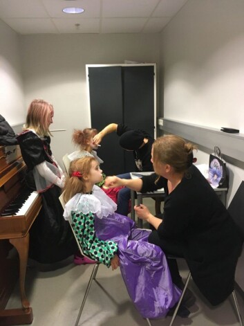 Også foreldrene er sysselsatt og hjelper til som sminkører. Foto: Maren Dahle Lauten Også foreldrene er sysselsatt og hjelper til som sminkører. Foto: Maren Dahle Lauten