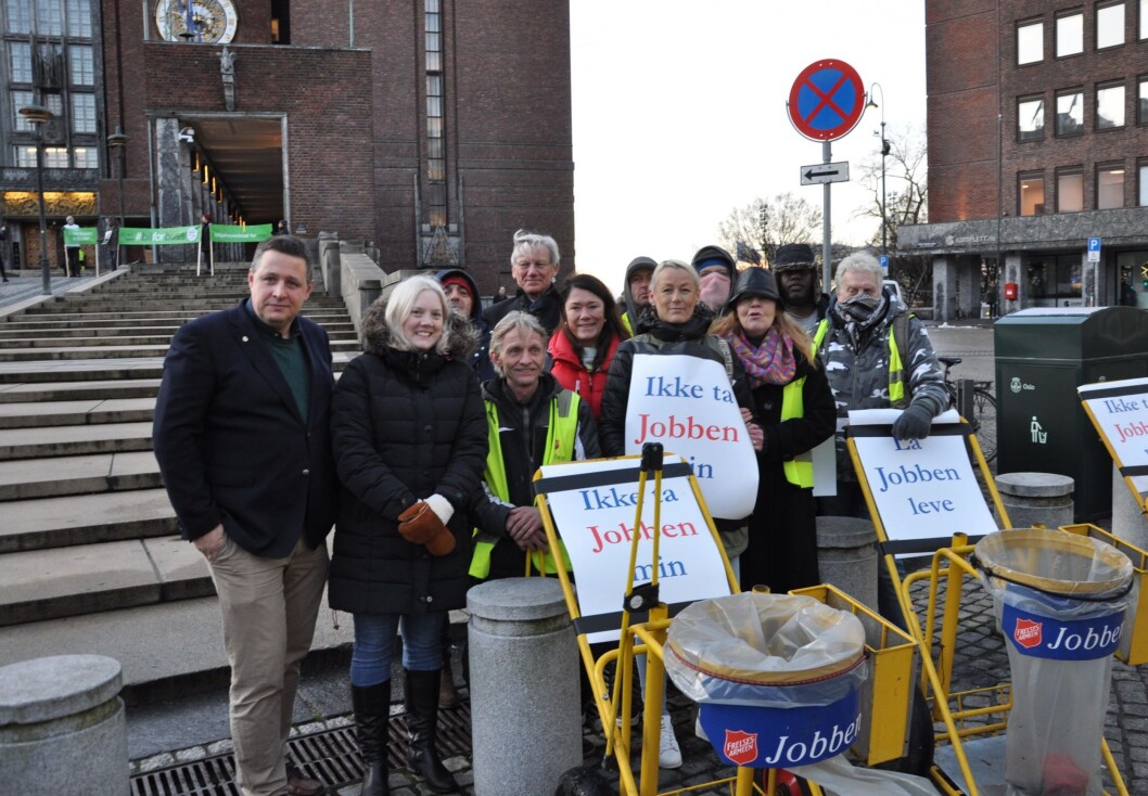 Espen Andreas Hasle (KrF) og Aina Stenersen (Frp) ytterst til venstre sammen med deltakere på Frelsesarmeens Jobben utenfor Rådhuset. Foto: Arnsten Linstad Espen Andreas Hasle (KrF) og Aina Stenersen (Frp) ytterst til venstre sammen med deltakere på Frelsesarmeens Jobben utenfor Rådhuset. Foto: Arnsten Linstad