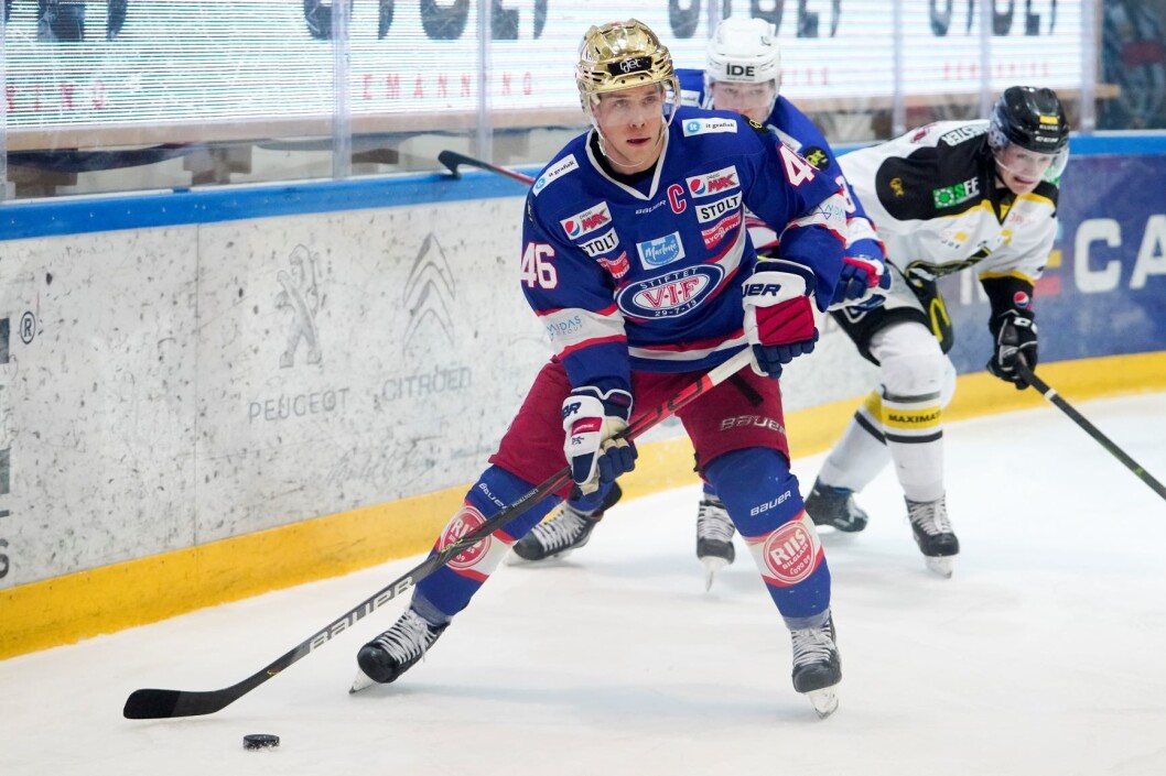 Vålerengas Tobias Lindström under eliteseriekampen i ishockey mellom Vålerenga og Stavanger. For tiden er "Tobbe" i Sveits md landslaget. Foto: Fredrik Hagen / NTB scanpix Vålerengas Tobias Lindström under eliteseriekampen i ishockey mellom Vålerenga og Stavanger. For tiden er "Tobbe" i Sveits md landslaget. Foto: Fredrik Hagen / NTB scanpix