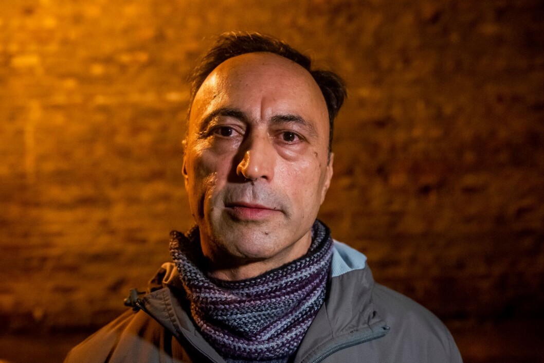 Sasan Bajand følger med på auksjonen av et maleri av Ludvig Karsten, som han kjøpt på Fretex. I dag ble bildet auksjonert bort hos Christiana Auksjoner i Oslo. Bildet ble til slutt solgt for 125.000,-. Foto: Fredrik Varfjell / NTB scanpix Sasan Bajand følger med på auksjonen av et maleri av Ludvig Karsten, som han kjøpt på Fretex. I dag ble bildet auksjonert bort hos Christiana Auksjoner i Oslo. Bildet ble til slutt solgt for 125.000,-. Foto: Fredrik Varfjell / NTB scanpix