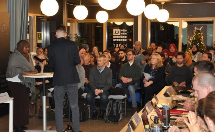 Stor interesse for budsjettbehandlingen i bydel Gamle Oslo. Det var stappfullt i salen da bydelsutvalget startet møtet onsdag. Foto: Arnsten Linstad Stor interesse for budsjettbehandlingen i bydel Gamle Oslo. Det var stappfullt i salen da bydelsutvalget startet møtet onsdag. Foto: Arnsten Linstad