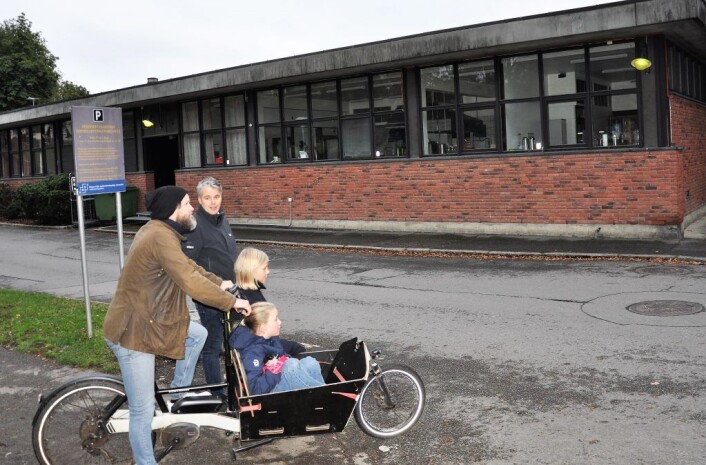 Håkon Lorentzen (på sykkel) med Bolteløkka-elevene Elise og Virva. Ved siden av står Magnus Buflod foran velferdsbygget ved Veterinærhøyskolen. Bolteløkka FAU mener bygget kan brukes sammen med paviljongløsningen. Foto: Arnsten Linstad Håkon Lorentzen (på sykkel) med Bolteløkka-elevene Elise og Virva. Ved siden av står Magnus Buflod foran velferdsbygget ved Veterinærhøyskolen. Bolteløkka FAU mener bygget kan brukes sammen med paviljongløsningen. Foto: Arnsten Linstad