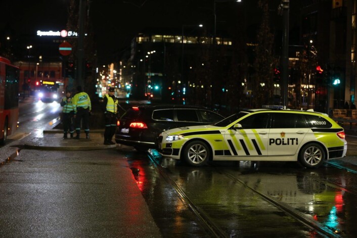 Nødetatene ble varslet om ulykken utenfor Thon Hotel Opera klokken 23.36. Dronning Eufemias gate var en periode stengt, men ble åpnet igjen like etter midnatt. Foto: Ørn E. Borgen / NTB scanpix Nødetatene ble varslet om ulykken utenfor Thon Hotel Opera klokken 23.36. Dronning Eufemias gate var en periode stengt, men ble åpnet igjen like etter midnatt. Foto: Ørn E. Borgen / NTB scanpix