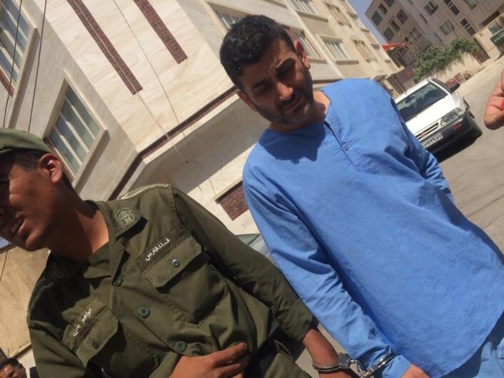 Bildet viser Sorab Abolfathi i håndjern rett etter ankomst til Iran. Bildet er tatt med skjult kamera. Norske myndigheter mente det var trygt å returnere 45-åringen til hjemlandet. Foto: Privat Bildet viser Sorab Abolfathi i håndjern rett etter ankomst til Iran. Bildet er tatt med skjult kamera. Norske myndigheter mente det var trygt å returnere 45-åringen til hjemlandet. Foto: Privat