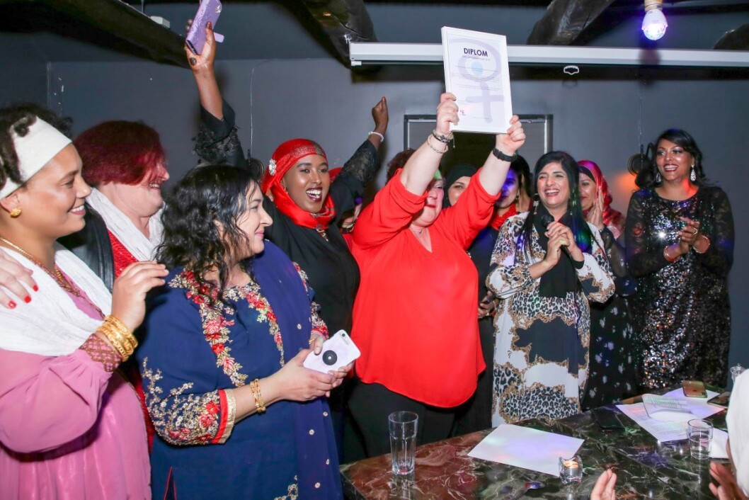 Det var full jubel for Bydelsmodre Alna som hadde levert inn flest samtaleskjemaer i 2019. Fra venstre: Hidat Araya, Vibeke Bjørneskaret, Zia Qamar, Fawzia Mohammad Dahir, Darija Fabijanovic, Nasreen Begum, Rashida Perveen Foto: Shahbaz Qazi Mohammad Det var full jubel for Bydelsmodre Alna som hadde levert inn flest samtaleskjemaer i 2019. Fra venstre: Hidat Araya, Vibeke Bjørneskaret, Zia Qamar, Fawzia Mohammad Dahir, Darija Fabijanovic, Nasreen Begum, Rashida Perveen Foto: Shahbaz Qazi Mohammad