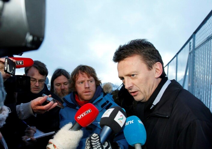 I 2011 blir Maria Amelie internert på Trandum i påvente av utesendelse. Utenfor gjerdet må Brynjulf Risnes håndtere et enormt medieoppbud. Foto: Gorm Kallestad / Scanpix I 2011 blir Maria Amelie internert på Trandum i påvente av utesendelse. Utenfor gjerdet må Brynjulf Risnes håndtere et enormt medieoppbud. Foto: Gorm Kallestad / Scanpix