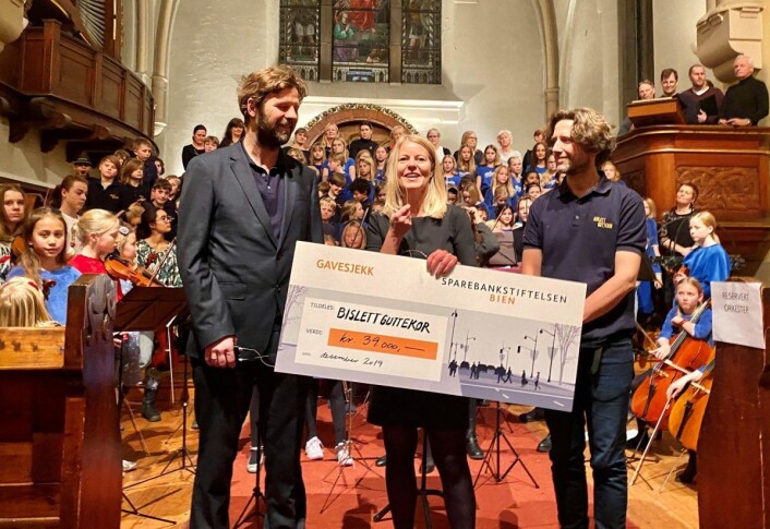 � Gaven gir oss muligheter til å sette opp store konserter med mange barn, sier dirigentene Marius Astrup Thoresen og Sindre Beitohaugen, mens de flankerer Lena Jørundland i Sparebankstiftelsen Bien. Foto: Bislett Guttekor / Bolteløkka Jentekor � Gaven gir oss muligheter til å sette opp store konserter med mange barn, sier dirigentene Marius Astrup Thoresen og Sindre Beitohaugen, mens de flankerer Lena Jørundland i Sparebankstiftelsen Bien. Foto: Bislett Guttekor / Bolteløkka Jentekor
