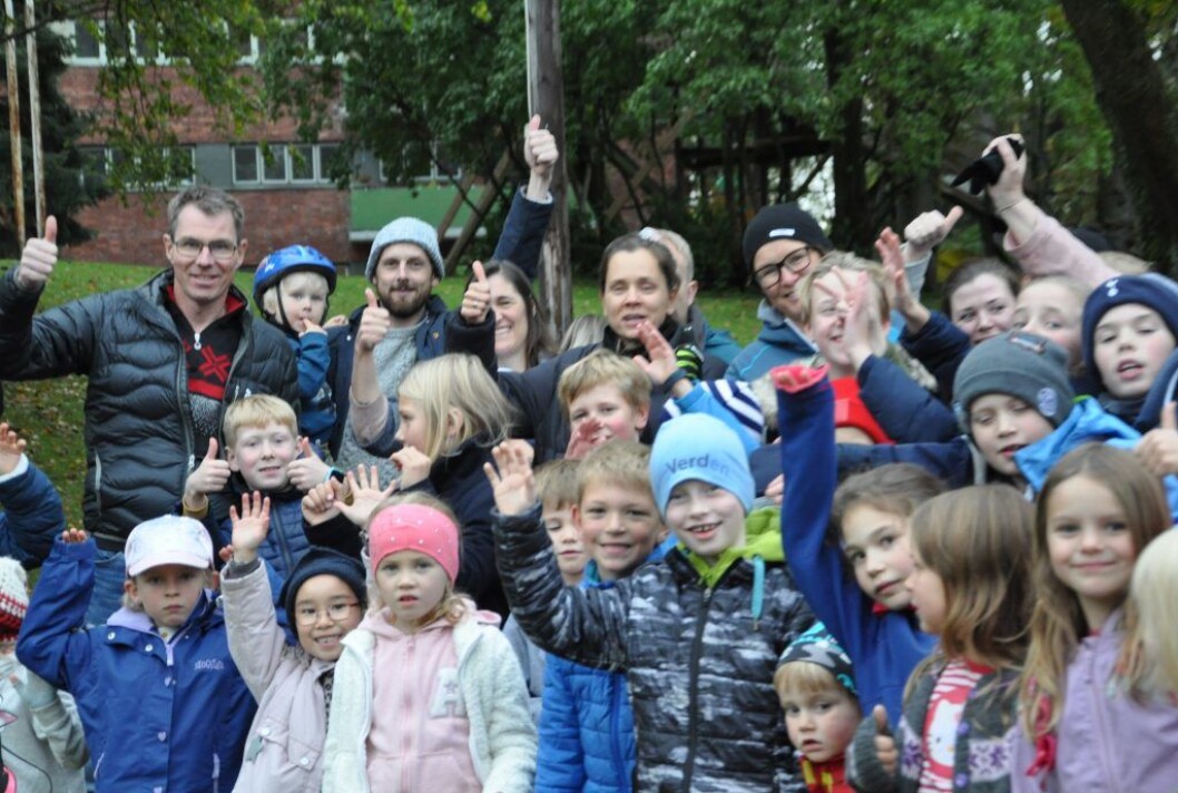Barna og foreldre ved Bolteløkka skole vil onsdag få et enstemmig bystyre i ryggen. Det blir ikke bussing i to og et halvt år. Det blir midlertidig skole på Adamstuen i stedet. Foto: Arnsten Linstad Barna og foreldre ved Bolteløkka skole vil onsdag få et enstemmig bystyre i ryggen. Det blir ikke bussing i to og et halvt år. Det blir midlertidig skole på Adamstuen i stedet. Foto: Arnsten Linstad