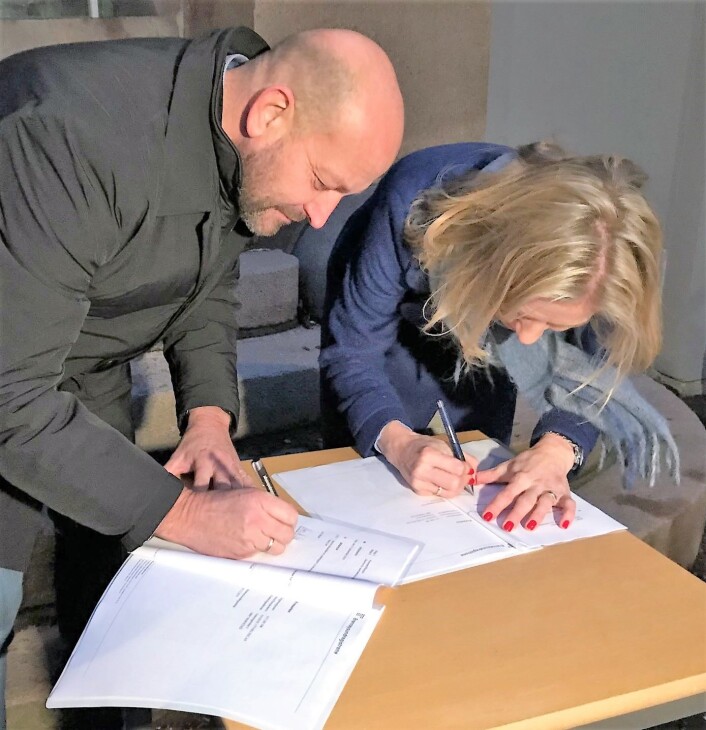 Utdanningsdirektør Marte Gerhardsen signerer driftsavtalen for Sagene bad med eier Hans Lundblad. Foto: Paul Torvik Nilsen Utdanningsdirektør Marte Gerhardsen signerer driftsavtalen for Sagene bad med eier Hans Lundblad. Foto: Paul Torvik Nilsen