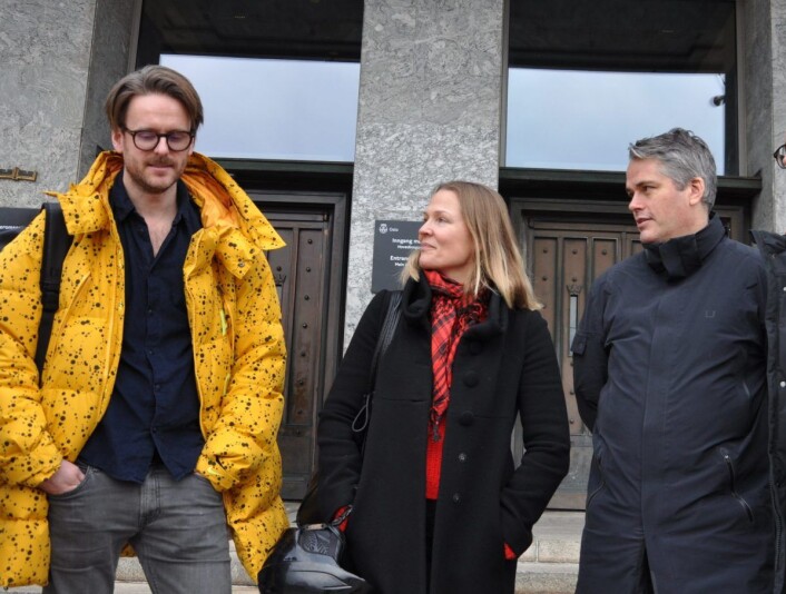 FAU-leder Magnus Ravlo-Stokke (til v.) sammen med Bolteløkka-foreldrene Åsne Seierstad og Magnus Buflod utenfor Rådhuset etter det avgjørende møtet mandag, som sikret støtte også fra de rødgrønne partiene i bystyret. Foto: Arnsten Linstad FAU-leder Magnus Ravlo-Stokke (til v.) sammen med Bolteløkka-foreldrene Åsne Seierstad og Magnus Buflod utenfor Rådhuset etter det avgjørende møtet mandag, som sikret støtte også fra de rødgrønne partiene i bystyret. Foto: Arnsten Linstad