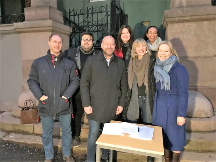 Leder av bydelsutvalget i bydel Sagene (bak): Almaz Asfaha (MDG), Jørgen Foss (Ap), Gry B. Larsen (SV), Foran: Eier Kenneth Høitomt, eier Hans Lundblad, byråd Inga Marte Thorkildsen (SV) og direktør i Utdanningsetaten Marte Gerhardsen. Foto: Paul Torvik Nilsen Leder av bydelsutvalget i bydel Sagene (bak): Almaz Asfaha (MDG), Jørgen Foss (Ap), Gry B. Larsen (SV), Foran: Eier Kenneth Høitomt, eier Hans Lundblad, byråd Inga Marte Thorkildsen (SV) og direktør i Utdanningsetaten Marte Gerhardsen. Foto: Paul Torvik Nilsen