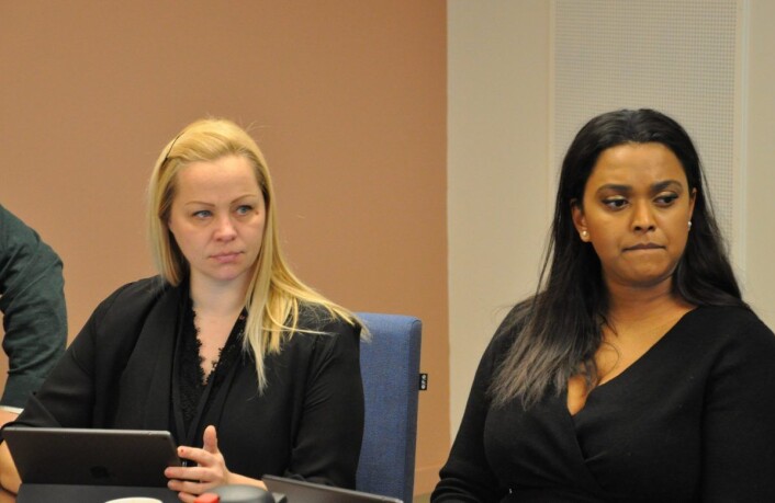 Eivor Evenrud (R) og Kamzy Gunaratnam (Ap) lytter til Bolteløkka-foreldre som i siste liten fikk lagt frem sine argumenter for bystyrets skolepolitikere mandag. Foto: Arnsten Linstad Eivor Evenrud (R) og Kamzy Gunaratnam (Ap) lytter til Bolteløkka-foreldre som i siste liten fikk lagt frem sine argumenter for bystyrets skolepolitikere mandag. Foto: Arnsten Linstad