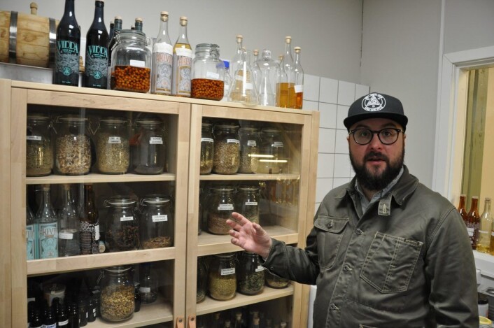 Markeds- og salgssjef Frederik Dahl viser frem norske urter, bær og vekster i laboratoriet. Foto: Arnsten Linstad Markeds- og salgssjef Frederik Dahl viser frem norske urter, bær og vekster i laboratoriet. Foto: Arnsten Linstad