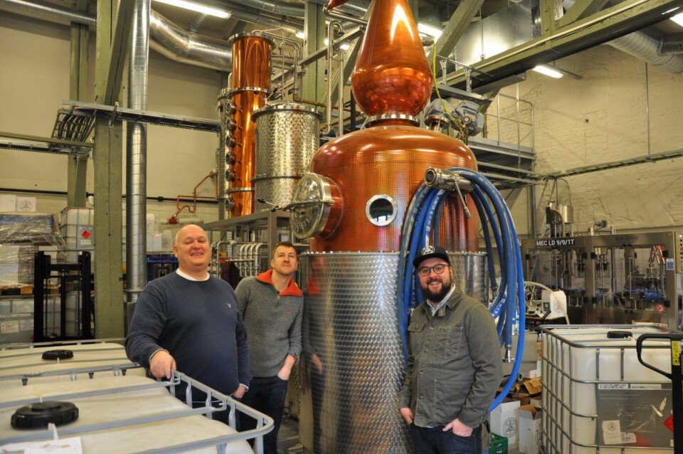 Espen Tollefsen (til v.), Matt Ensor og Frederik Dahl i destilleriet på Bryn der de produserer gin, vodka og akevitt i verdensklasse. Foto: Arnsten Linstad