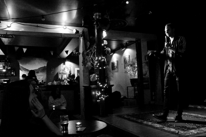 Aleksander Bastiansen in action på konseptet Illegal Comedy på Godthåb. Foto: Tone Brandal Aleksander Bastiansen in action på konseptet Illegal Comedy på Godthåb. Foto: Tone Brandal